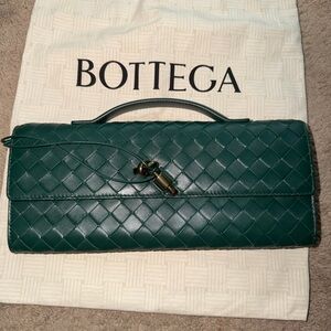 Bottega Andiamo Clutch in Green